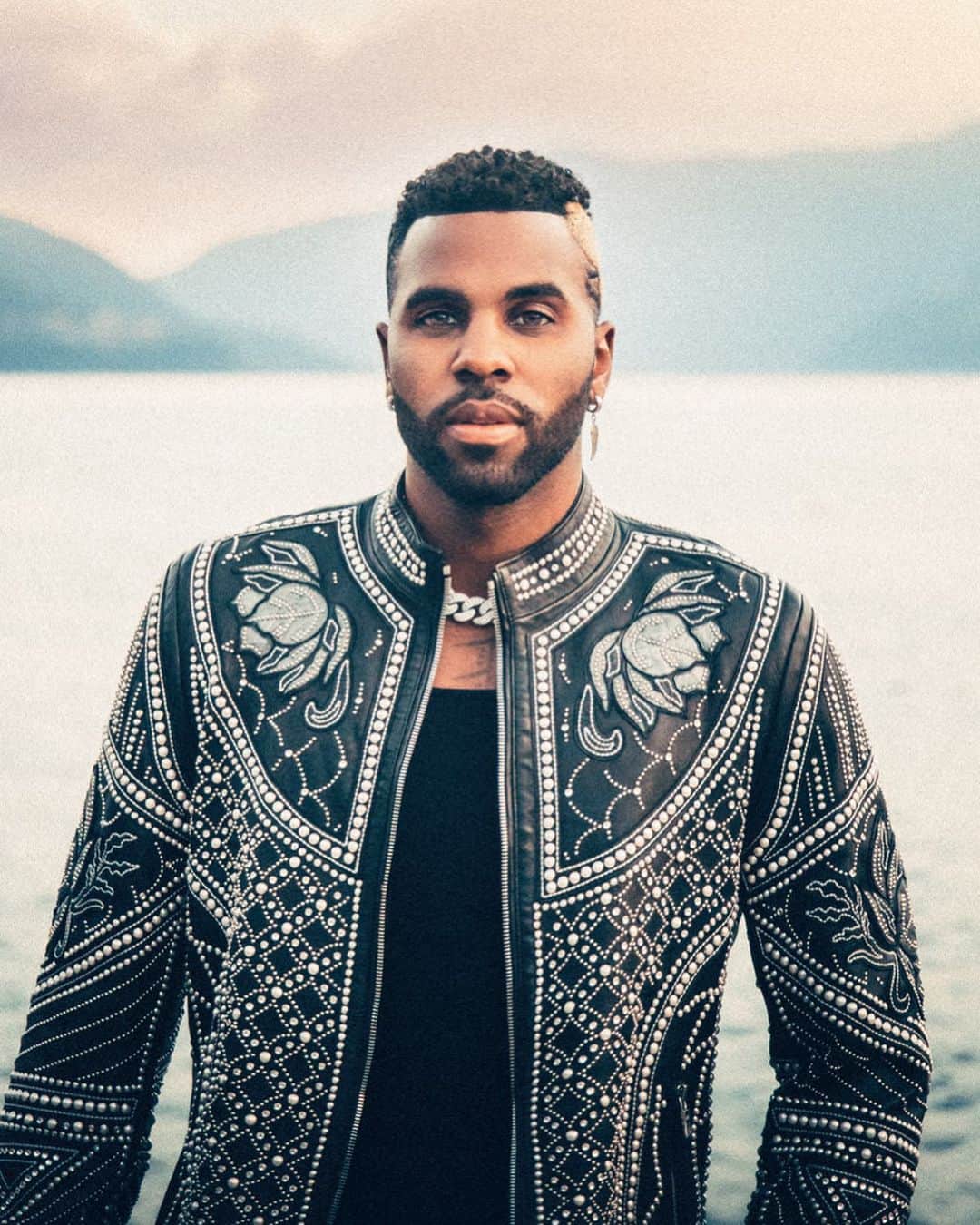 ジェイソン・デルーロのインスタグラム：「First time being in Switzerland in the summer for the Moon and Stars festival( I usually come when it’s brick cold af). On the way to the show, we had to pull up on the side of the road and get a closer look at the crazy scenery. Had to show ya’ll this amazing place. Would you put Switzerland in your top 5 destinations?」