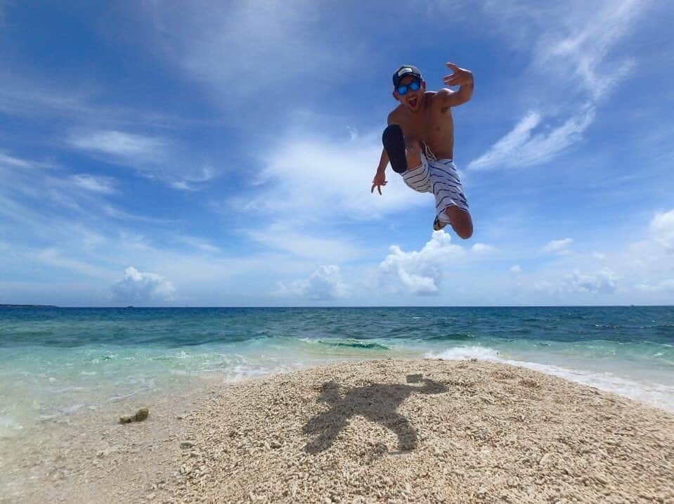 山根和馬さんのインスタグラム写真 - (山根和馬Instagram)「#海の日 #稽古中でも気持ちは海 #とりあえず跳んどけ @shinobu_miyara がいる小浜島に行きたいよ〜 梅雨さん、まだ東京にいるつもりですか？私がどこかに行けばいいですか？」7月15日 23時43分 - kazuma_yamane_sp