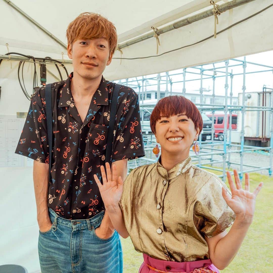 DJ U-ICHIのインスタグラム：「#いまばりの日 feat. いつか - 愛媛は、何度もライブに行った街だけど初めての今治。 当日は雨。 野外フェスの雨の経験は、痛いほどわかってるし、主催者側の気持ちも自分達もフェスをやってたから凄くわかる。 そんな雨の中でも楽しめたのは、何より会場にいるお客さんが楽しんでいたこと。 沢山のアーティストが参加するイベントだから、色んなファンの方々が集まってたと思うけど、雨に濡れながらでも楽しんでたみなさん、ありがとうございました。 スタッフや関係者の皆様もお疲れ様でした。 雨のフェスの次の日は、晴れ！ これもよくみる光景です。 帰り際に会場を横目にみながら思いました。 - そして、、今回ライブアーティストも多いイベントだったので、いつかに声かけてみて一緒に参加させていただきました。 DISCOTHEQUEで共演してましたが、何気に2人だけのステージは初めてでございます。 初々しいステージだったかもしれませんが、、こんなのやってみよう！と思ったことはぶつけてみました。 とは言え、色んなことまだまだやれるので、また他の街でコンビを組んでパフォーマンス出来る日がありましたら、遊びに来てみてくださいね！！ 2人で作った曲、パステルも披露しましたし、、他にも曲はあったり、、なかったり、、 何はともあれ、いつか本当にありがとう！！ . . . #愛媛 #今治 #いまばり #バリィさん #夏フェス Thanks ... @itsuka_meliyas  主催の @popoanne__  @m2imb  本当にありがとうございました。」