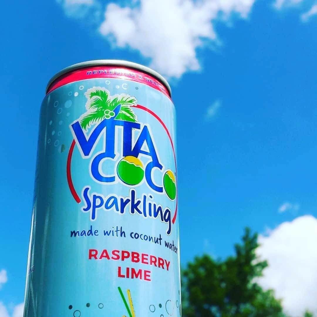 Vita Coco Coconut Waterのインスタグラム：「Monday reminder:  Reach for the sky!」