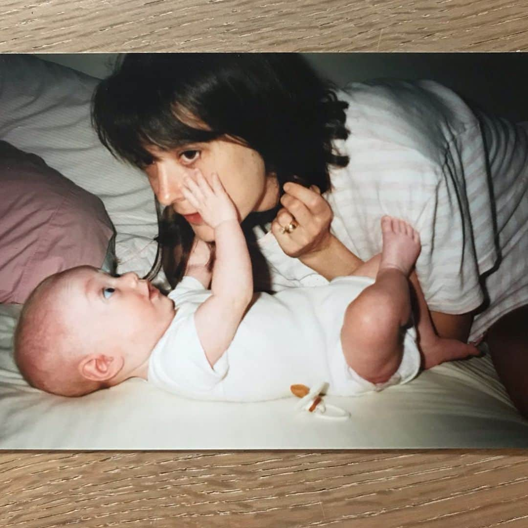 ダコタ・ファニングさんのインスタグラム写真 - (ダコタ・ファニングInstagram)「Happy Birthday to the best, most wonderful and beautiful mama. I can’t imagine my future child loving me one day as much as I love my mom, but if they do, it will be because I have had the greatest example to learn from. She’s a BOSS. I’ve also literally never seen anything cuter than the pic of my mom as a little girl. 👸🏻🌸🎀💖 🌸🎀💖🌸🎀💖🌸🎀💖🌸🎀🌸🎀💖🌸🎀💖🌸🎀💖🌸🎀💖🌸🎀💖🌸👸🏻」7月15日 23時52分 - dakotafanning