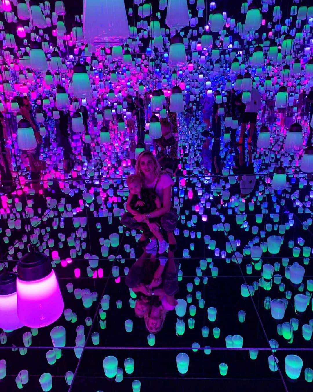 キアラ・フェラーニさんのインスタグラム写真 - (キアラ・フェラーニInstagram)「Leo loved visiting teamLab 👪  One of my favorite places in Tokyo so far #TheFerragnez」7月15日 23時52分 - chiaraferragni