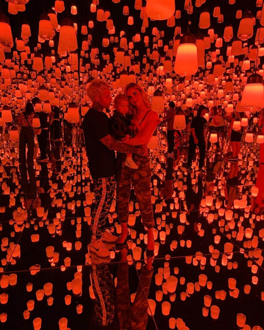 キアラ・フェラーニさんのインスタグラム写真 - (キアラ・フェラーニInstagram)「Leo loved visiting teamLab 👪  One of my favorite places in Tokyo so far #TheFerragnez」7月15日 23時52分 - chiaraferragni