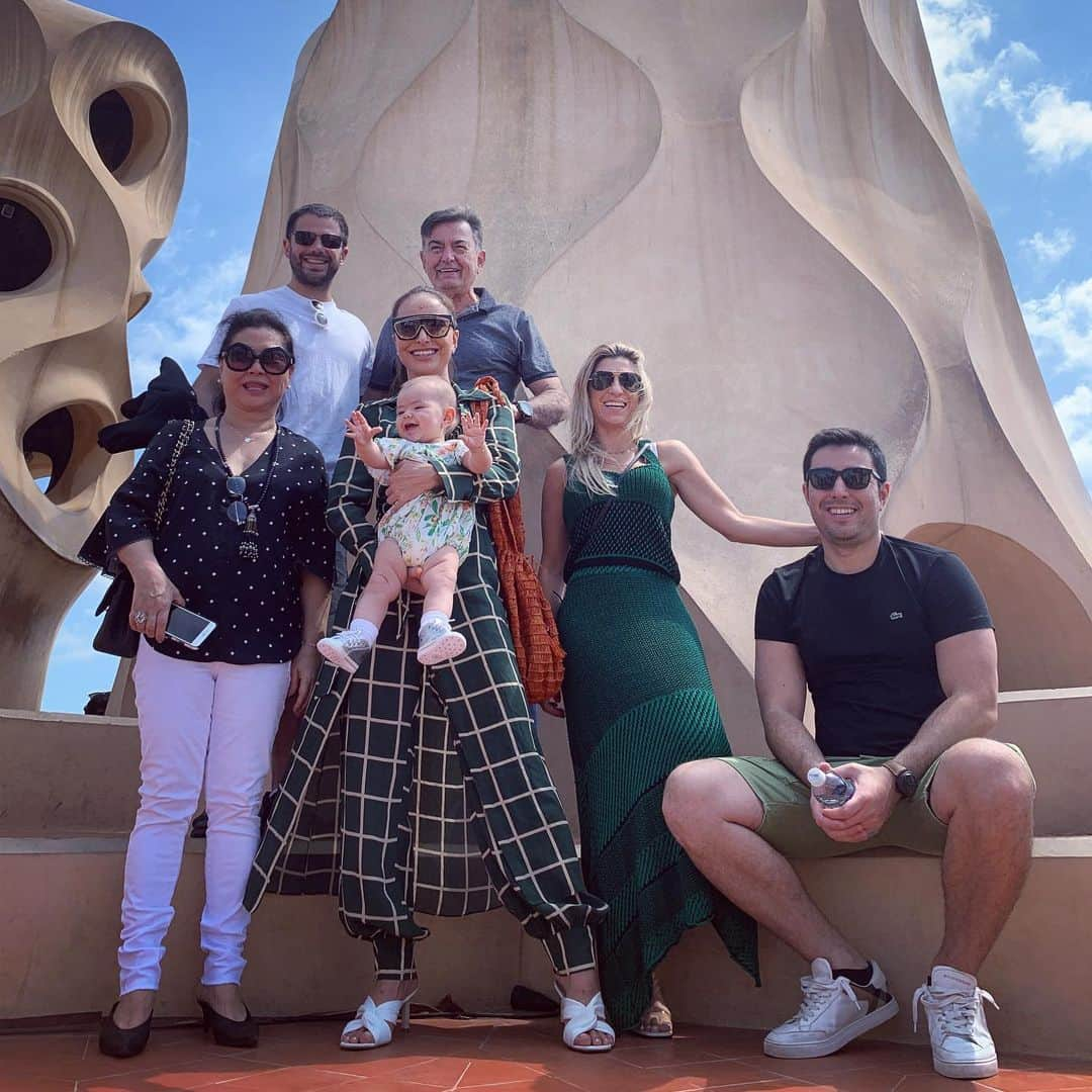 サブリナ・サトウさんのインスタグラム写真 - (サブリナ・サトウInstagram)「A viagem com a família Buscapé é assim, cheia de paradas e conexões:  Paradas pra Zoe mamar e se conectar com a mamãe. Arraste para o lado. 😂😍🌹❤️ #familia #ferias」7月15日 23時53分 - sabrinasato