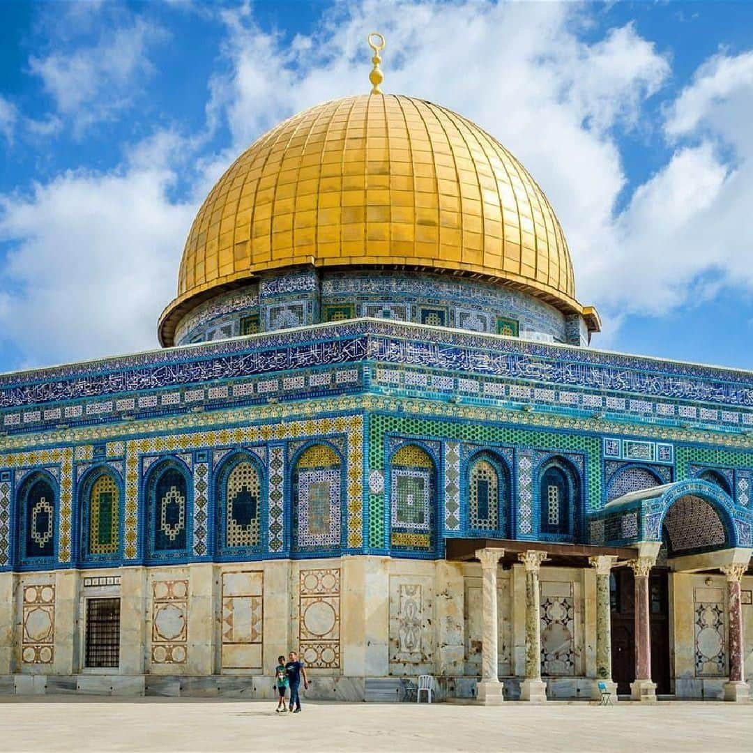 Lonely Planetさんのインスタグラム写真 - (Lonely PlanetInstagram)「The Dome of the Rock on #Jerusalem's Temple Mount is not only mesmerizing to behold, but it's an ideal destination for a Gemini to visit. Why? Head on over to our link in bio to find out, as we get our stars aligned to tell you where to travel based on your zodiac sign... ♊」7月16日 0時00分 - lonelyplanet