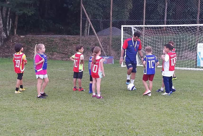 ジーコさんのインスタグラム写真 - (ジーコInstagram)「Segunda semana da Clinica de Futebol da Escola Zico 10 no Club Med Rio das Pedras - RJ.Galera animada e recebendo diplomas e medalhas pela participação. Faltam duas semanas ainda.Vamos com tudo  galera.」7月15日 23時55分 - zico