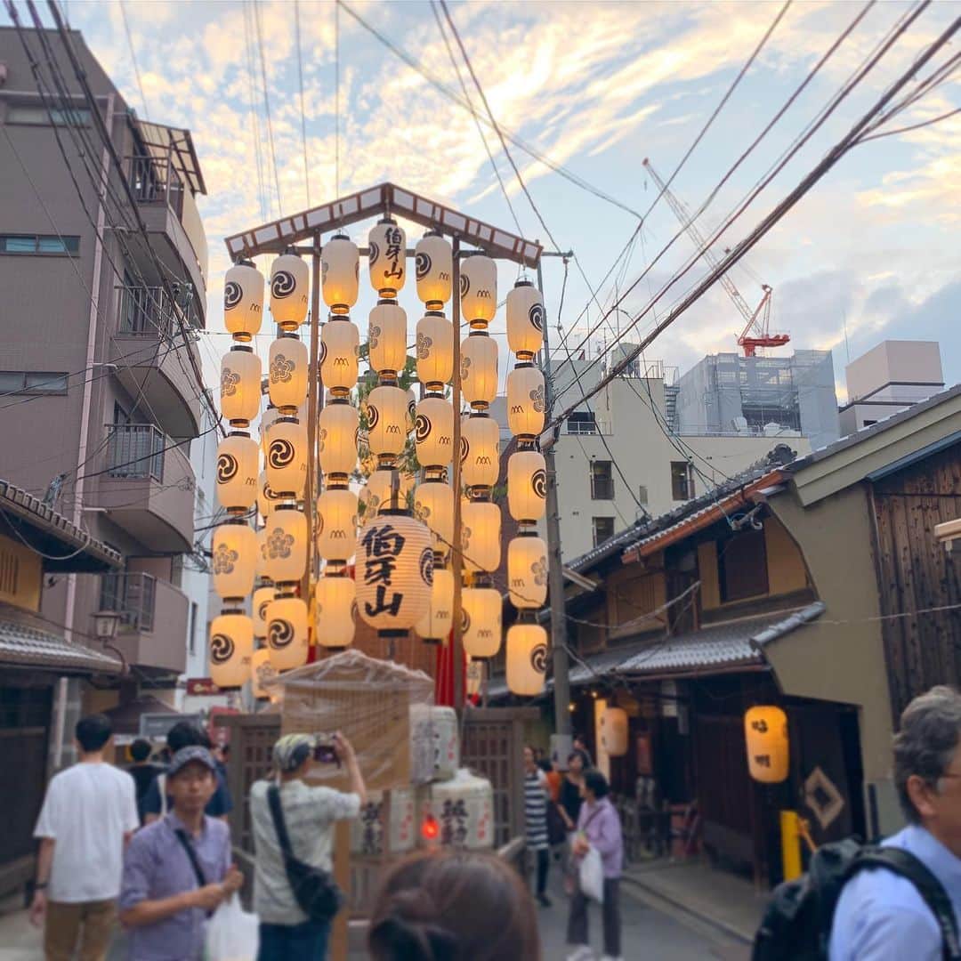 DJ AIKO 62さんのインスタグラム写真 - (DJ AIKO 62Instagram)「オンエア後、良い感じに晴れました。 宵々山の祇園祭です。 食べ歩きも最高。 #祇園祭2019 #祇園祭 #宵々山 #afterwork #kyoto #gionmatsuri #djaiko62」7月15日 23時56分 - djaiko62