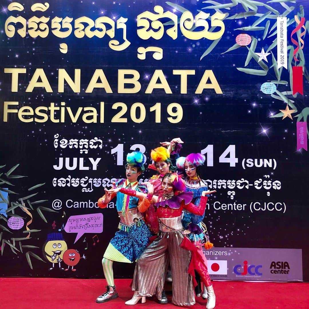 YU-KAさんのインスタグラム写真 - (YU-KAInstagram)「🇰🇭 TANABATA Festival 2019  会場溢れるくらい満員の お客さんが見に来てくれました🥺 アラピヤRemixも 喜んで頂けて良かったです  そして「2年前もLive見にきました！」 という方もいて、本当に嬉しかった。  ダンスWSも楽しかったなぁ、 YouTube動画 いっぱい撮ったから楽しみにしててね！  またカンボジアでLiveに来れますように。  改めて、国際交流基金さま ご招待ありがとうございました✨  #カンボジア #cambodia #Phnompenh #tempurakidz」7月15日 23時57分 - yuka19981114