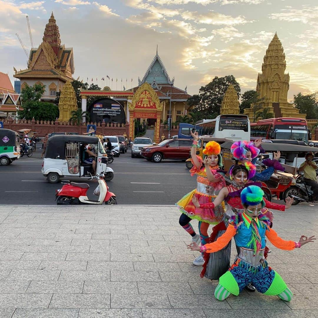 YU-KAさんのインスタグラム写真 - (YU-KAInstagram)「🇰🇭 TANABATA Festival 2019  会場溢れるくらい満員の お客さんが見に来てくれました🥺 アラピヤRemixも 喜んで頂けて良かったです  そして「2年前もLive見にきました！」 という方もいて、本当に嬉しかった。  ダンスWSも楽しかったなぁ、 YouTube動画 いっぱい撮ったから楽しみにしててね！  またカンボジアでLiveに来れますように。  改めて、国際交流基金さま ご招待ありがとうございました✨  #カンボジア #cambodia #Phnompenh #tempurakidz」7月15日 23時57分 - yuka19981114