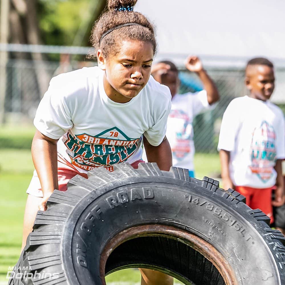 マイアミ・ドルフィンズさんのインスタグラム写真 - (マイアミ・ドルフィンズInstagram)「Last week, @kingtunsil hosted kids at his third annual youth football camp in Lake City! #LetsPlayFootball 📷 @kingtunsil」7月15日 23時57分 - miamidolphins