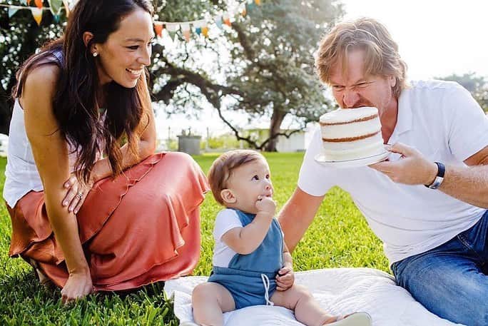 People Magazineさんのインスタグラム写真 - (People MagazineInstagram)「Crew was all about the sugar on his first birthday! ❤️ Chip and Joanna Gaines‘ youngest child turned 1 on June 21, and the family celebrated the momentous occasion on the farm with plenty of smiles—and cake! | 📷: @kathrynkruegerphotography」7月16日 0時07分 - people