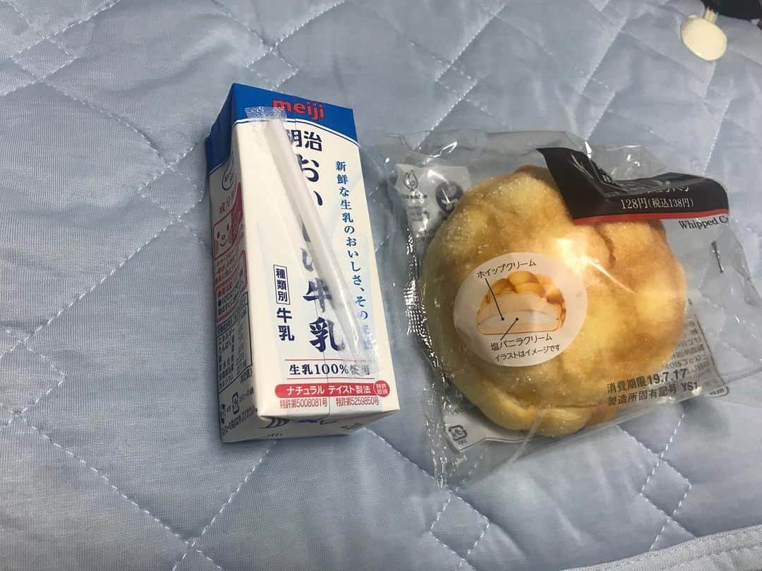 クロちゃんさんのインスタグラム写真 - (クロちゃんInstagram)「夜ご飯 少し遅くなったけど、家に着いてコッペパンと牛乳。」7月16日 0時00分 - kurochandesuwawa