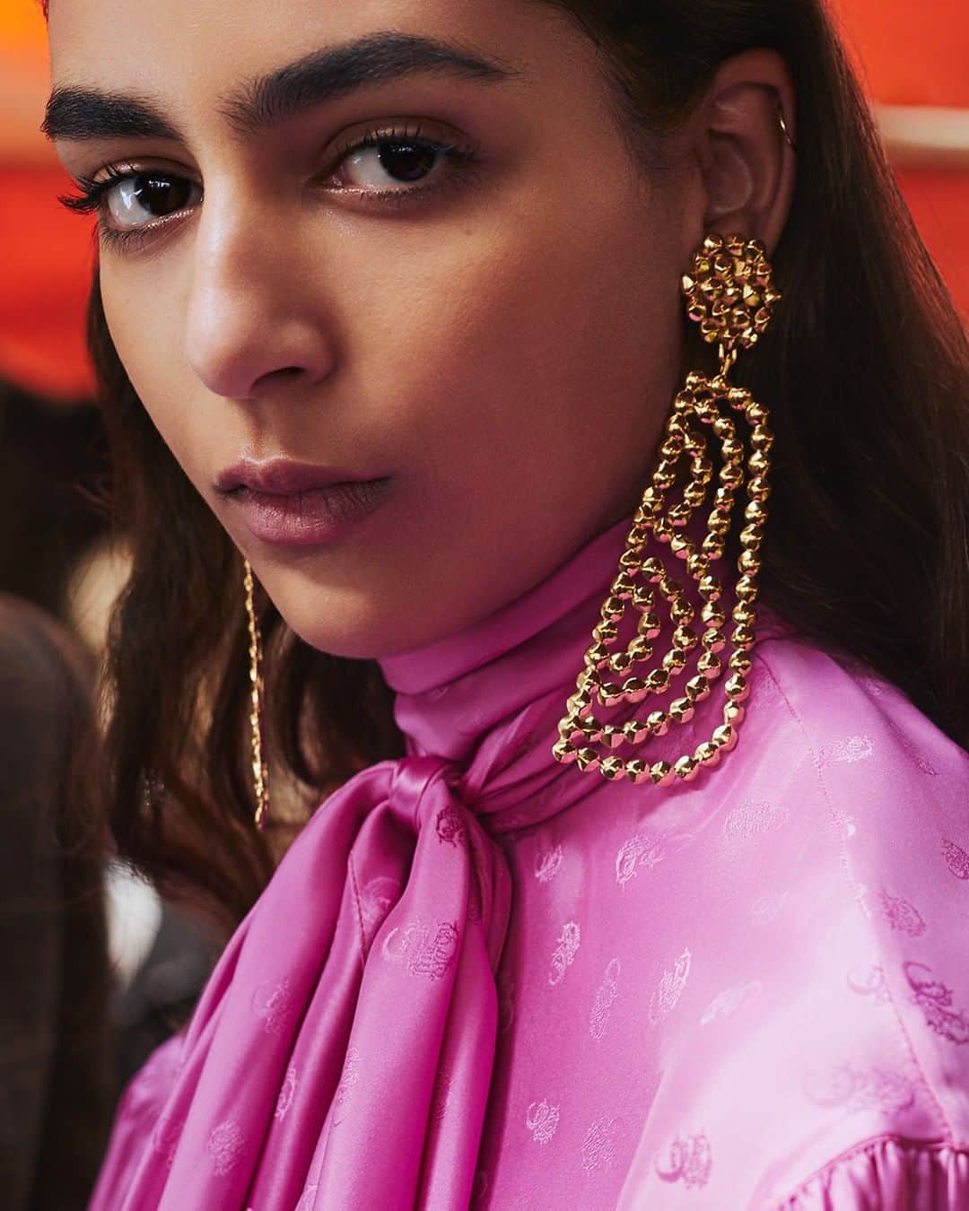 Chloéさんのインスタグラム写真 - (ChloéInstagram)「With their hammered sequin effect, Valeria earrings add bold shine to the #chloeFALL19 collection  Shop now in boutiques and on chloe.com  #chloeGIRLS #chloe」7月16日 0時01分 - chloe