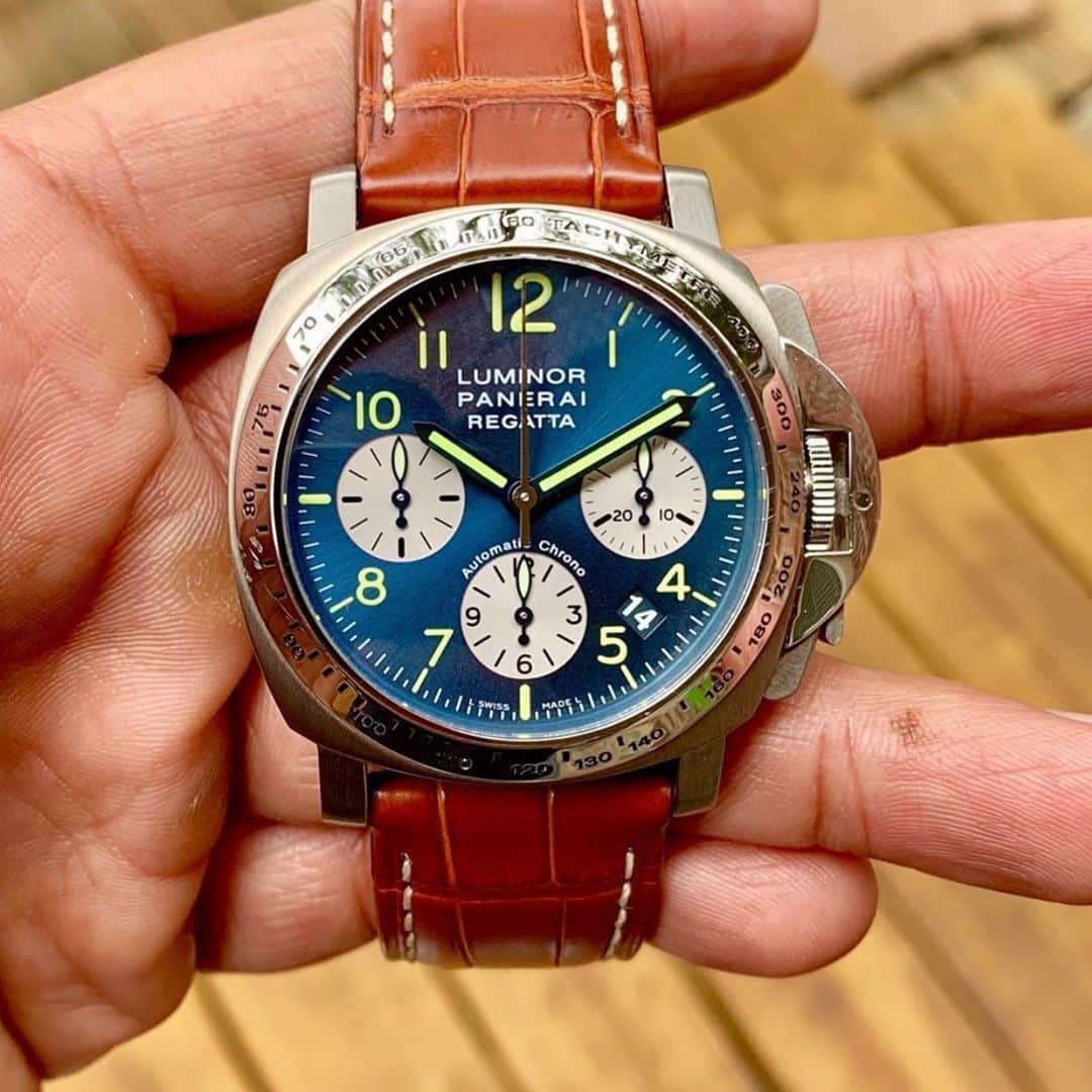 パネライのインスタグラム：「What are your thoughts on this #Panerai #PAM168 Luminor Chrono Regatta from 2003 with a blue dial and contrasting light sub dials. This piece is powered by a Valjoux 7753 movement. Pic by @mechanical_motion #paneraicentral」