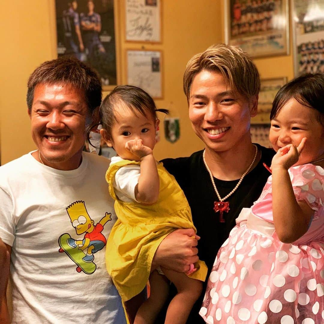 浅野拓磨さんのインスタグラム写真 - (浅野拓磨Instagram)「癒された時の写真。 子どもたちとその叔父さんと。  最初は泣かれて抱っこさせてくれなかったけど帰るころには仲良しになれました！  得意分野です。笑  また会った時は忘れられてまた泣かれるのでしょう。笑 そしてまた仲良しになるでしょう！  叔父は昔はこんな笑顔を見せる人じゃなかったのに（笑） 変わるもんやな。笑  #癒し #子ども #笑顔 #叔父 #親友 #叔父友 #感謝。」7月16日 0時02分 - asatakugram