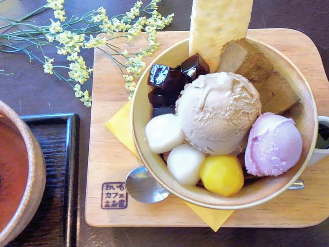 おいもカフェ金糸雀さんのインスタグラム写真 - (おいもカフェ金糸雀Instagram)「. ほうじ茶好きにおすすめの『おいも鎌倉ほうじ茶パフェ』。 芳ばしく甘いほうじ茶アイスと、おいもカフェならではな紫芋アイスのハーモニーを味わえる和パフェ♪ 鎌倉にお似合いの渋いフォトジェニックなスイーツです(^^) . #おいもカフェ金糸雀 #おいもカフェ #鎌倉 #小町通り#湘南 #神奈川#カフェ #鎌倉カフェ #湘南カフェ #神奈川カフェ#鎌倉スイーツ#鎌倉グルメ #鎌倉デート #鎌倉散歩 #鎌倉旅行 #パフェ #スイーツ #アイス #ほうじ茶 #ほうじ茶パフェ#ほうじ茶スイーツ #ほうじ茶アイス #かわいい #カフェ巡り #kamakura #shonan #cafe #sweets #kawaii #japan . 《おいもカフェ金糸雀》 営業時間：10:00-18:00(L.O.17:30) 定休日：水曜日 248-0006 神奈川県鎌倉市小町2-10-10 小町TIビル1F TEL：0467-22-4908」7月16日 0時03分 - oimocafekanaria