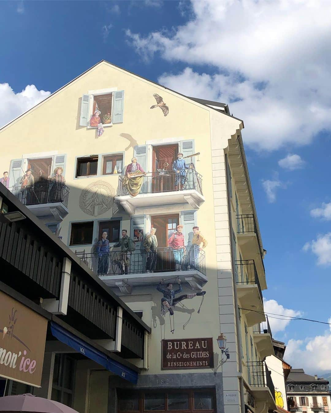 白石阿島さんのインスタグラム写真 - (白石阿島Instagram)「Didn’t see the parade coming through🙈🙊 Anyways, this is my favorite wall in Chamonix 💜 this little town is my favorite place in France.」7月16日 0時03分 - ashimashiraishi