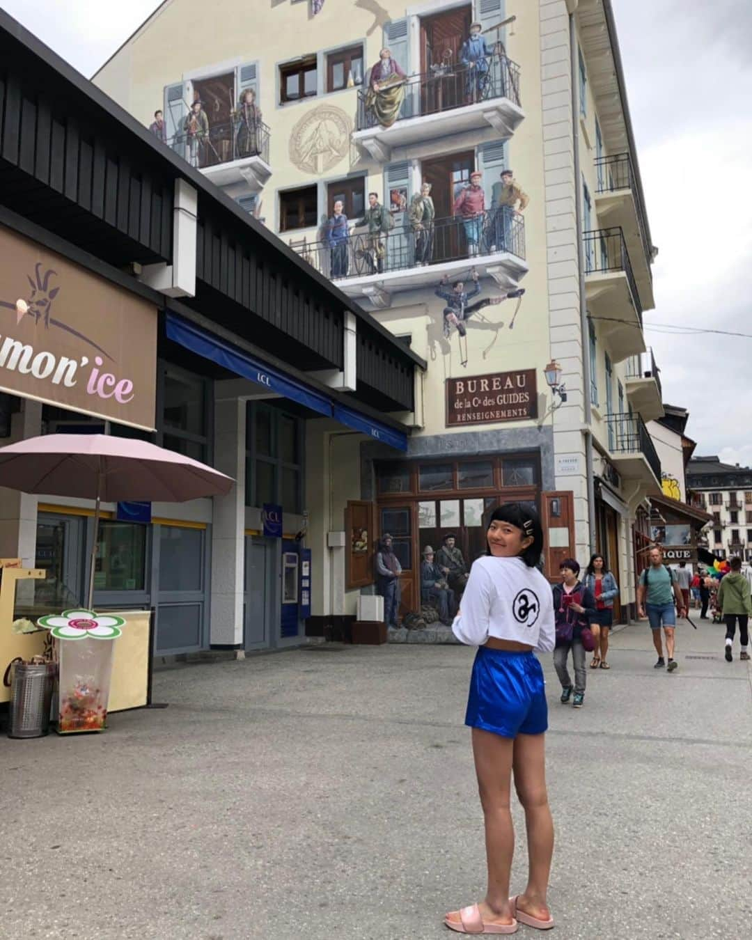 白石阿島さんのインスタグラム写真 - (白石阿島Instagram)「Didn’t see the parade coming through🙈🙊 Anyways, this is my favorite wall in Chamonix 💜 this little town is my favorite place in France.」7月16日 0時03分 - ashimashiraishi