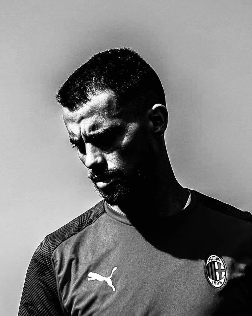 ヘスス・フェルナンデス・サエスのインスタグラム：「CONCENTRADO 😏 @acmilan」