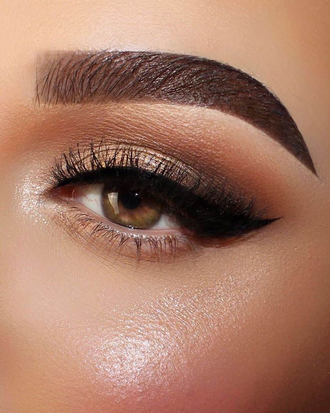 Too Facedさんのインスタグラム写真 - (Too FacedInstagram)「@sarandaprapaniku creates this STUNNING eye glam using our Natural Lust Eye Shadow Palette! 🤩 #regram #tfnaturallust #toofaced」7月16日 0時05分 - toofaced