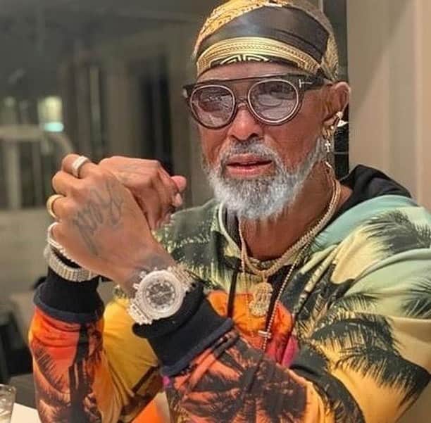 ホセ・レイエスのインスタグラム：「Tu te imagina yo con un dembow pegao a los 70 😂😂😂😂」