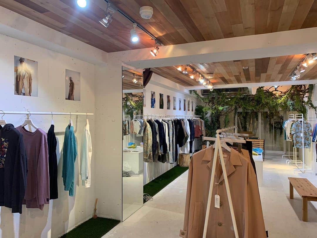 のインスタグラム：「明日から展示会です。 ご関係者の皆様、お待ちしております！  meagratia SS20 EXHIBITION in Tokyo  date: 7.16(tue) - 7.19(fri) place: @thepar_kstore  time: 11:00 - 19:00  #meagratia #exhibition #ss20」