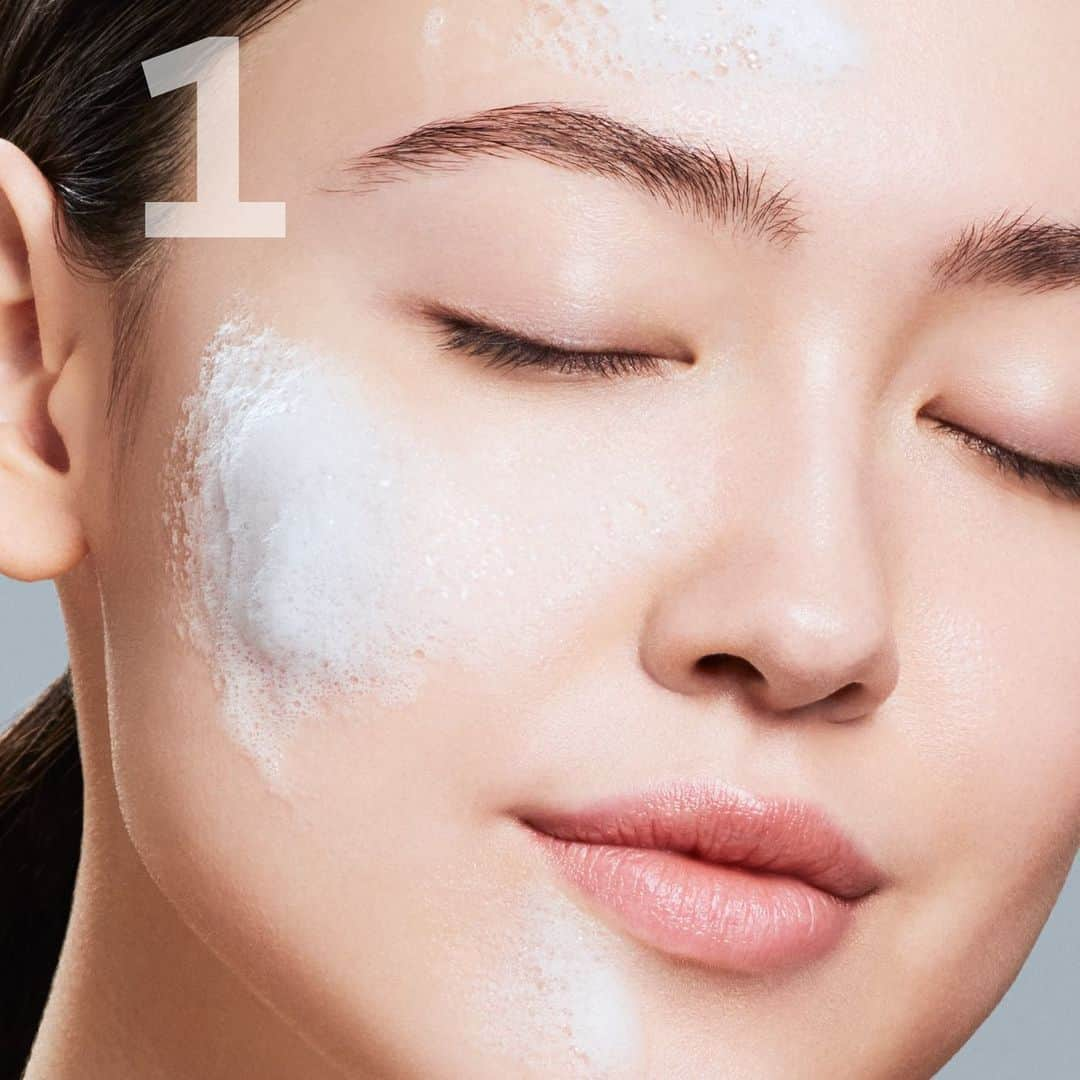 Clarins Italiaさんのインスタグラム写真 - (Clarins ItaliaInstagram)「Ormai tutti conosciamo i benefici dell’esfoliazione, ma ora è arrivato il momento di scoprire come prolungare lo splendore della pelle in soli 3 step! . . . . STEP 1️⃣: DETERGI la pelle con #DouxNettoyantMoussant. Con una noce di prodotto tra le mani, crea una schiuma e massaggia viso e collo, evitando il contorno occhi. Sciacqua abbondantemente. STEP 2️⃣: ESFOLIA con #PureScrub per eliminare le impurità con un effetto freschezza STEP 3️⃣ : RIEQUILIBRIA con la maschera #SOSHydra per potenziare l'effetto idratante. La tua pelle ti ringrazierà! ----------------- #ClarinsSkinCare #SkinCareRoutine #SkinCare #ClarinsScrub #ClarinsMask #FaceCare」7月16日 0時25分 - clarinsitalia