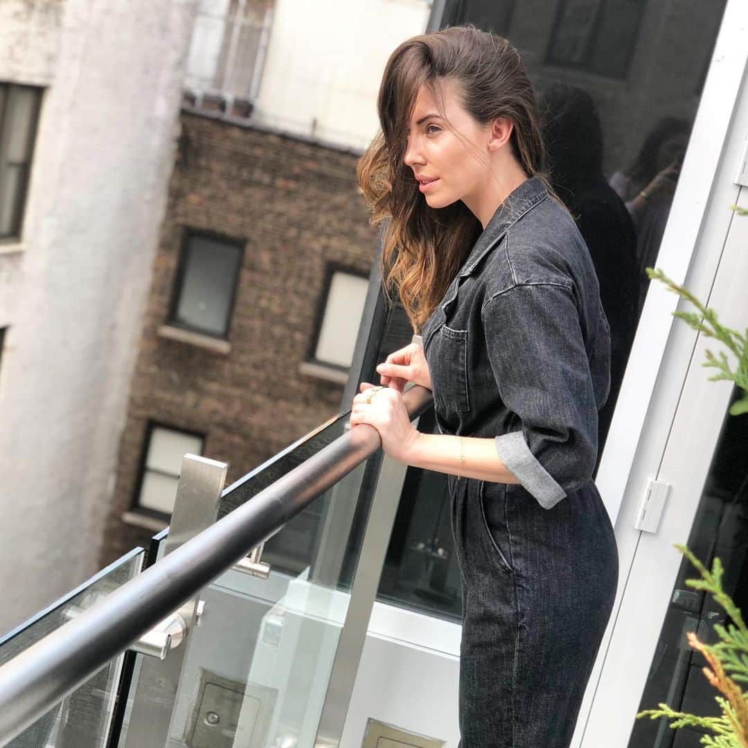 ウィットニー・カミングスさんのインスタグラム写真 - (ウィットニー・カミングスInstagram)「It’s Monday and you know what that means: put on a bra and a denim jumpsuit and get your shit together. Lmk your tips on how to get through a Monday because I am struggling and I don’t take adderall.」7月16日 0時20分 - whitneycummings