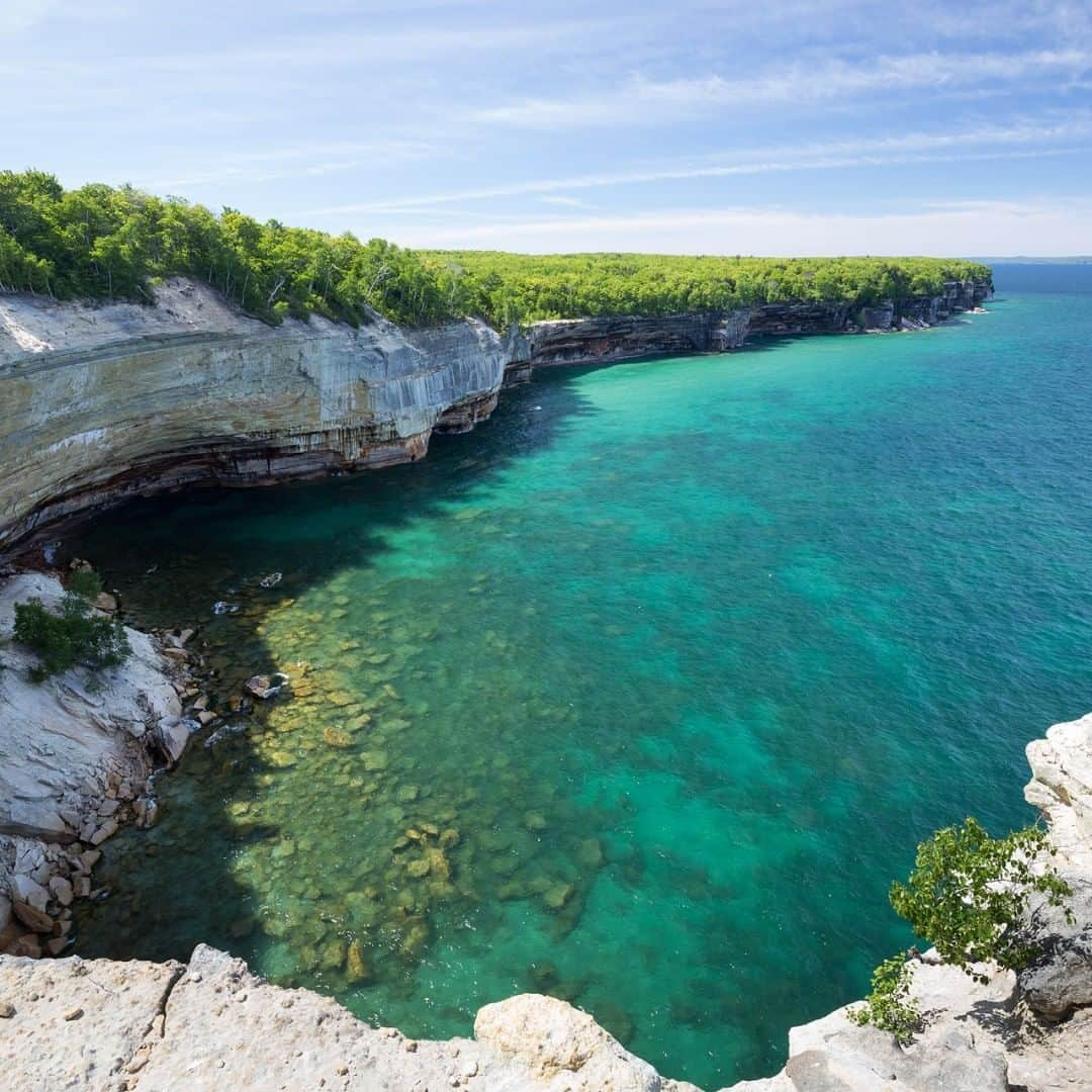 アメリカ内務省さんのインスタグラム写真 - (アメリカ内務省Instagram)「Unlike any other place on #LakeSuperior, Pictured Rocks National Lakeshore in #Michigan offers the opportunity to explore miles of pristine beaches, hike nearly 100 miles of trails, view towering sandstone cliffs and experience the serenity of northern woodlands. The multicolored cliffs that give the park its name rise 200 feet above the lake’s turquoise waters in some places. It’s a great place for a summer adventure. Photo @picturedrocksnps by Sonja Saxe (www.sharetheexperience.org). #travel #FindYourPark #usinterior」7月16日 0時20分 - usinterior