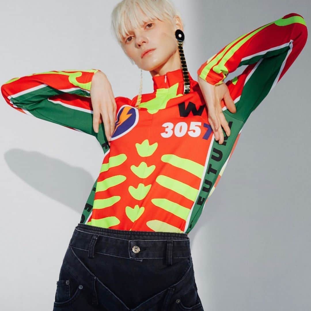 Monica Sordoのインスタグラム：「Coolest girl in town @noravai wearing the KON Shoulder Dusters for @the_feathered X @solarmag.es 💥 Shoot by @juaahdz and styled by @hernan.esquinca  #MonicaSordo #CDMX」