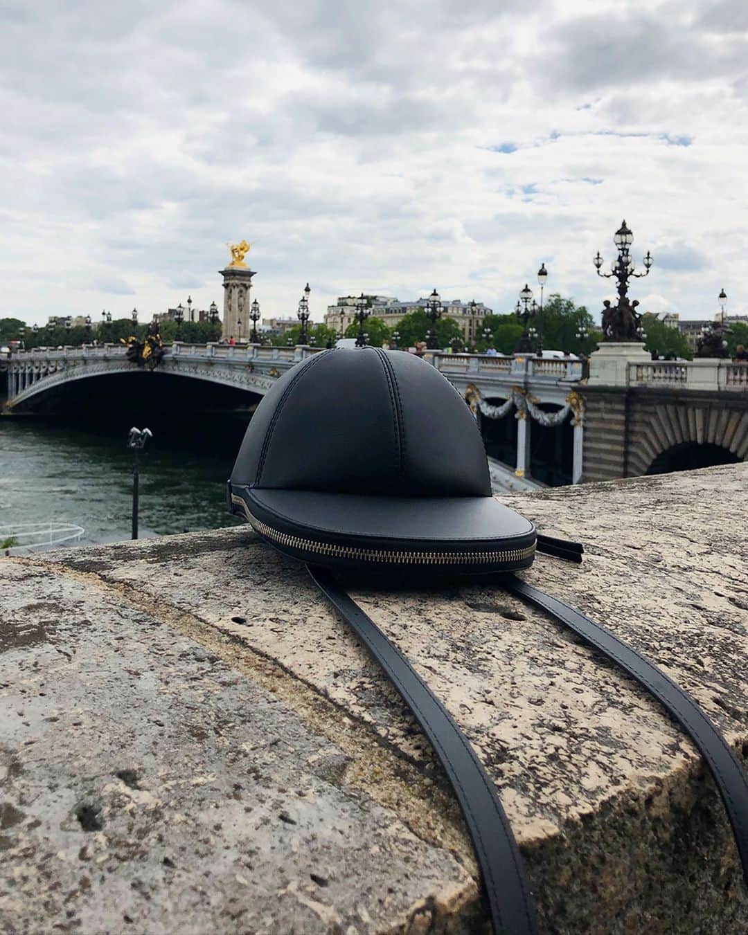 JWアンダーソンさんのインスタグラム写真 - (JWアンダーソンInstagram)「The JW Anderson Cap Bag enjoying a Parisian view by the Seine. Can you guess where?  Cap Bags are available now at JWAnderson.com」7月16日 0時22分 - jw_anderson