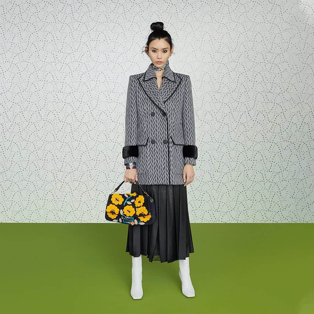 Fendiさんのインスタグラム写真 - (FendiInstagram)「#FendiPreFall19: pragmatic artfulness and playful modernity grounded in audacious craftsmanship. #FendiBaguette  Photographer: @erikmadiganheck Model: @mingxi11」7月16日 0時23分 - fendi