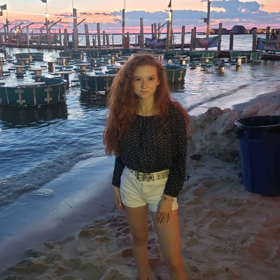 フランチェスカ・カパルディのインスタグラム：「𝕊𝕦𝕞𝕞𝕖𝕣 ℕ𝕚𝕘𝕙𝕥𝕤! 💙」