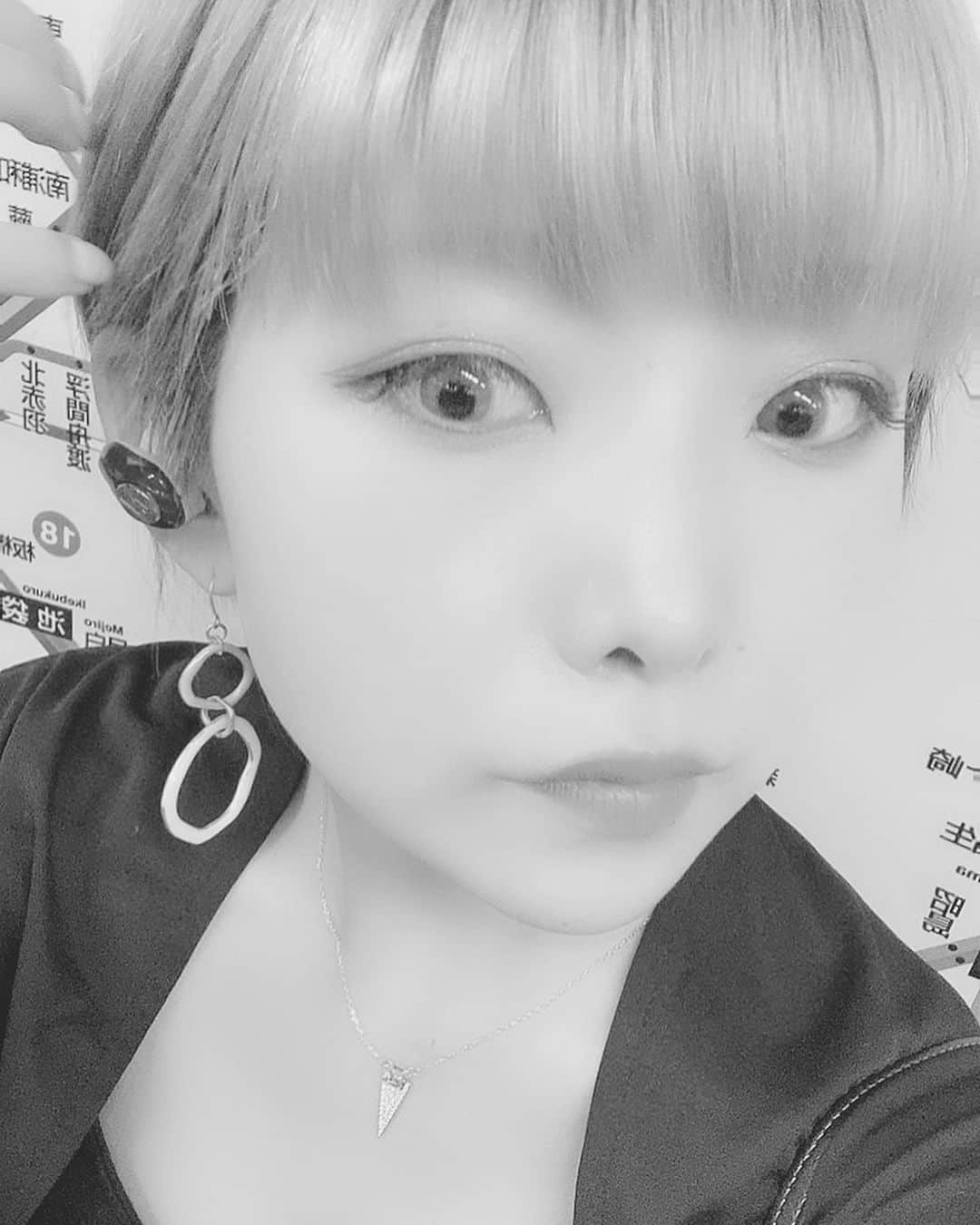 澁谷梓希さんのインスタグラム写真 - (澁谷梓希Instagram)「. . 偶然って面白くて でも必然な気がします . 今日もいい会でした☆ . #instabeauty #makeup #monochrome #selfie #japan #japanesegirl #ginza」7月16日 0時30分 - azk_s811
