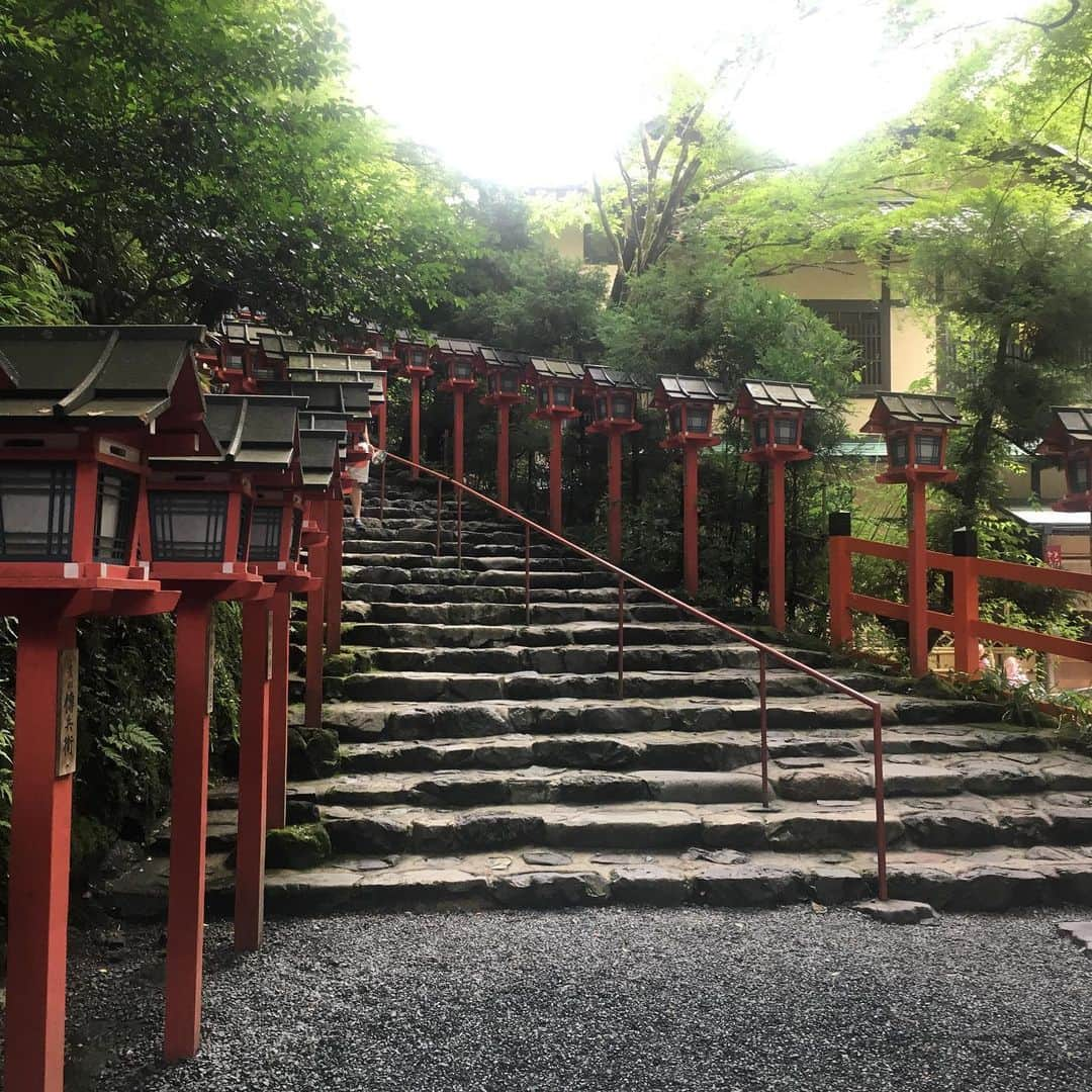 水谷千重子さんのインスタグラム写真 - (水谷千重子Instagram)「お祭り好きな千重子 祇園祭のシーズンは必ず京都に行きますの🏮 丁度雨もあがり貴船まで足を伸ばしました🦶 空気が澄んでて気持ちよかった〜 貴船神社にも10年ぶりに行ってきました⛩ 感謝申し上げてきましたわ⭐️ また来年ね！」7月16日 0時30分 - mizutanichieko