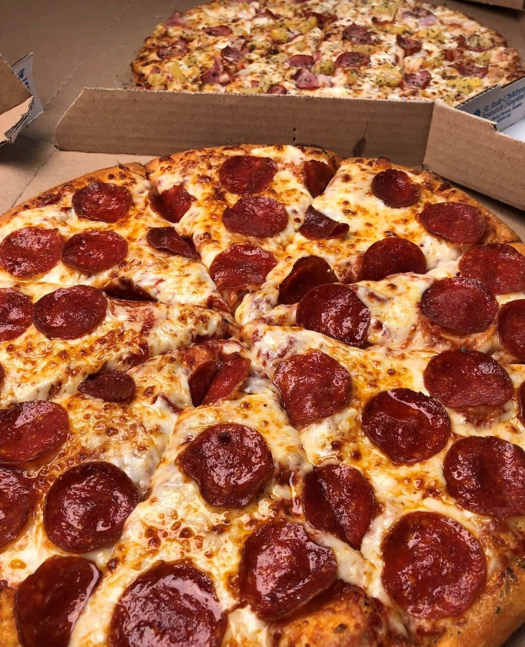Domino's Pizzaさんのインスタグラム写真 - (Domino's PizzaInstagram)「THIS WEEK ONLY: 50% off ALL menu-priced pizzas when you order online at dominos.com. Alert a friend (or five) in the comments. 👇👇👇 Ends 7/21.」7月16日 0時30分 - dominos