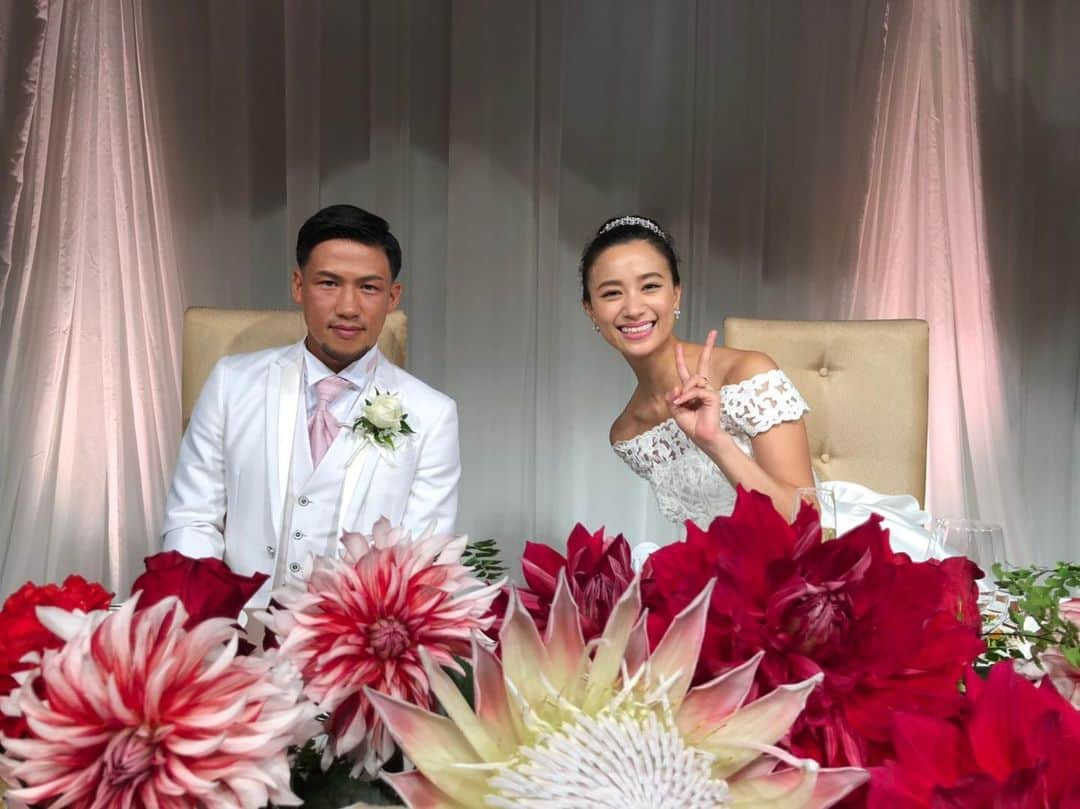 高橋ユウさんのインスタグラム写真 - (高橋ユウInstagram)「7月14日、結婚披露宴を挙げました💐 人生において出逢った大切な人たち、彼の人生で出逢った大切な人たち、皆さまに祝福していただき「ありがとう」と何度言っても言い足りません。 家族や友人、関わってくれている人を信じ、また信じられ、それが自分を信じる力になり、自分を信じて生きてみるととんでもないご褒美としてヒロくんに出会えました。 これからの人生は、隣にいるヒロくんを信じて、2人で皆さまへの恩返しをしていきます。 テーブルに飾ってある白いお花は #キングプロテア 花言葉は #王者の風格  今後とも卜部夫婦をよろしくお願いします♡  #結婚披露宴 #weddingparty #卜部夫婦  #ワタベウェディング #watabewedding #ありがとう」7月16日 0時42分 - takahashiyu.official