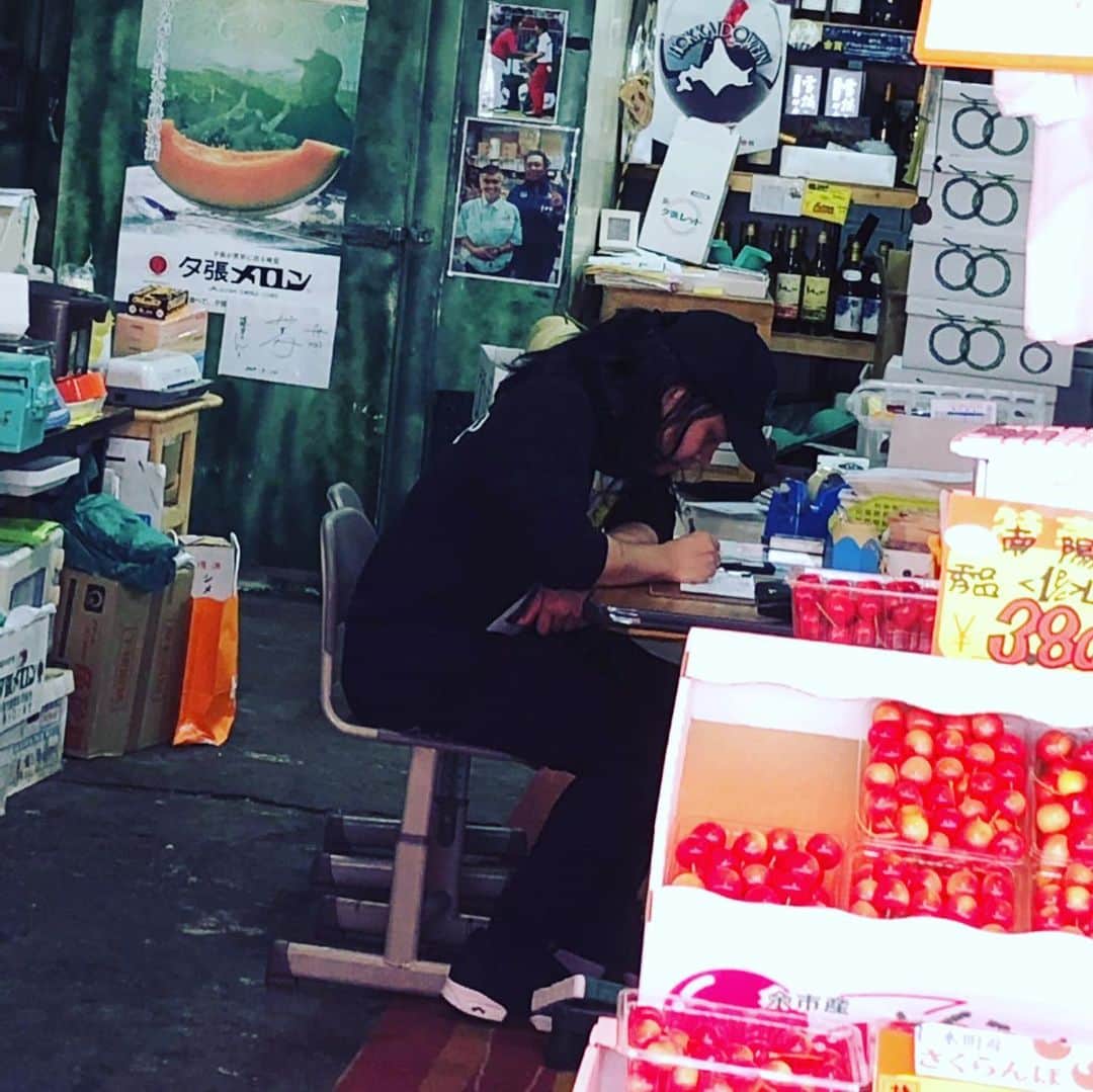 もりもりもとさんのインスタグラム写真 - (もりもりもとInstagram)「本日は札幌オフだったのでG-FREAK FACTORYのyossyさんと場外市場へ行ってきました！念願のウニイクラ丼🤩そしてカニが安かったので少しばかり買って実家へ送りました🔆北海道大好きバンドとして有意義な1日でした😌🔆🔆またツアーで帰って来ます！」7月16日 0時43分 - morimoto_yabat