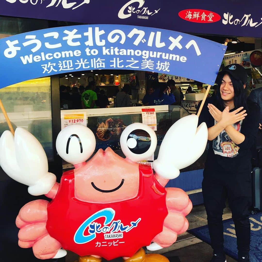 もりもりもとさんのインスタグラム写真 - (もりもりもとInstagram)「本日は札幌オフだったのでG-FREAK FACTORYのyossyさんと場外市場へ行ってきました！念願のウニイクラ丼🤩そしてカニが安かったので少しばかり買って実家へ送りました🔆北海道大好きバンドとして有意義な1日でした😌🔆🔆またツアーで帰って来ます！」7月16日 0時43分 - morimoto_yabat