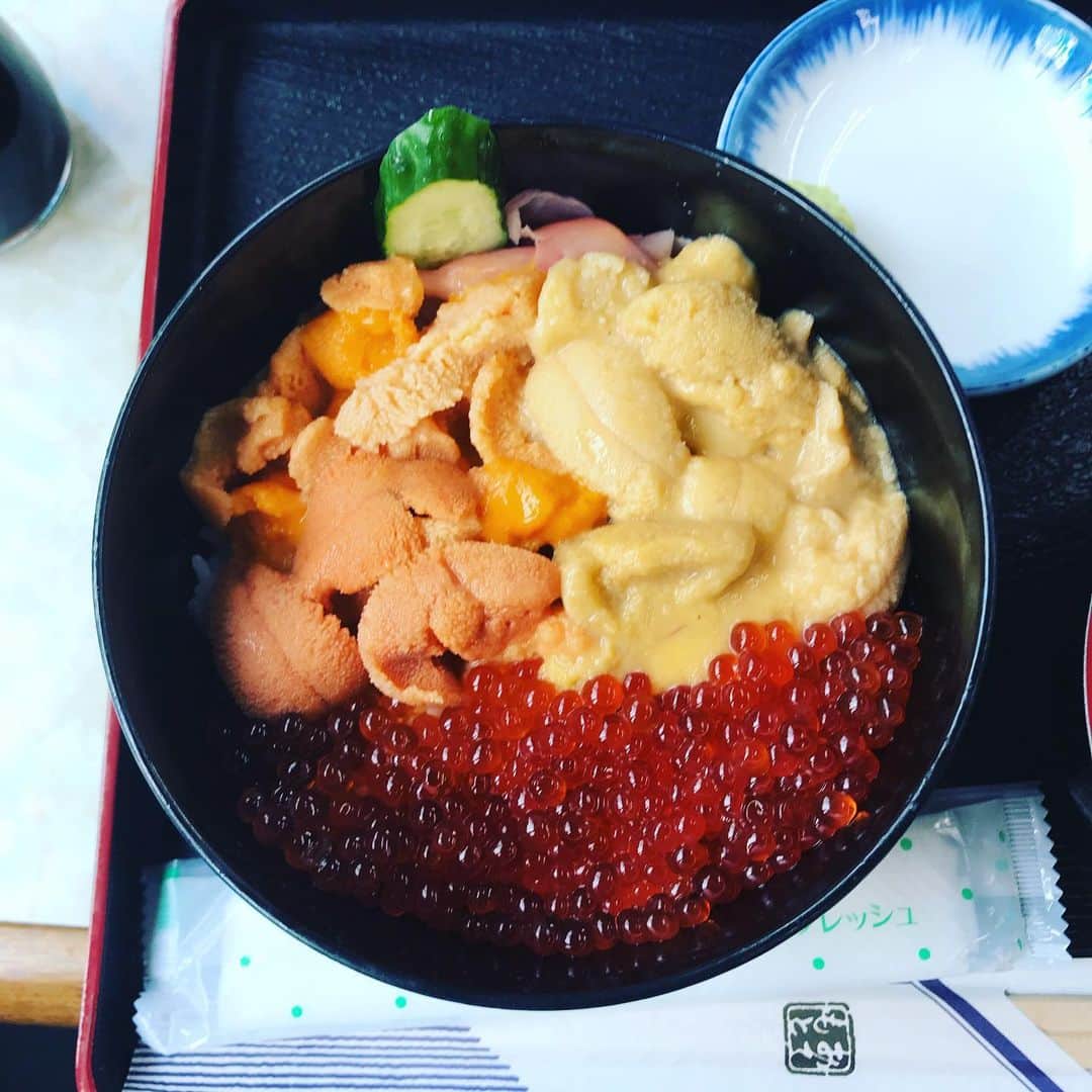 もりもりもとさんのインスタグラム写真 - (もりもりもとInstagram)「本日は札幌オフだったのでG-FREAK FACTORYのyossyさんと場外市場へ行ってきました！念願のウニイクラ丼🤩そしてカニが安かったので少しばかり買って実家へ送りました🔆北海道大好きバンドとして有意義な1日でした😌🔆🔆またツアーで帰って来ます！」7月16日 0時43分 - morimoto_yabat
