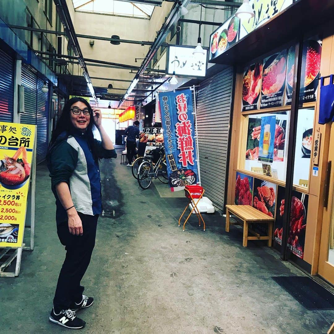もりもりもとさんのインスタグラム写真 - (もりもりもとInstagram)「本日は札幌オフだったのでG-FREAK FACTORYのyossyさんと場外市場へ行ってきました！念願のウニイクラ丼🤩そしてカニが安かったので少しばかり買って実家へ送りました🔆北海道大好きバンドとして有意義な1日でした😌🔆🔆またツアーで帰って来ます！」7月16日 0時43分 - morimoto_yabat