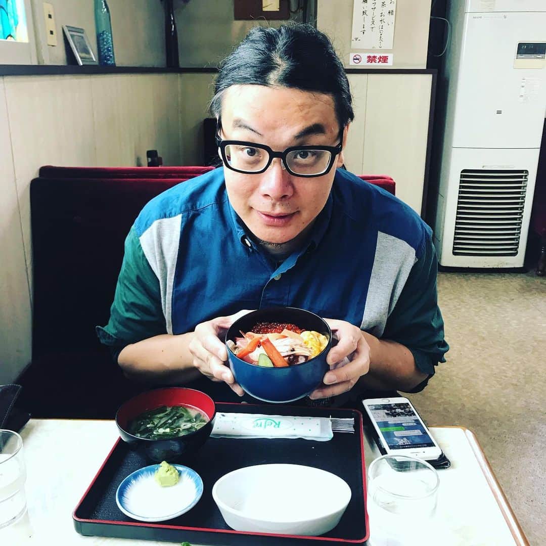 もりもりもとさんのインスタグラム写真 - (もりもりもとInstagram)「本日は札幌オフだったのでG-FREAK FACTORYのyossyさんと場外市場へ行ってきました！念願のウニイクラ丼🤩そしてカニが安かったので少しばかり買って実家へ送りました🔆北海道大好きバンドとして有意義な1日でした😌🔆🔆またツアーで帰って来ます！」7月16日 0時43分 - morimoto_yabat