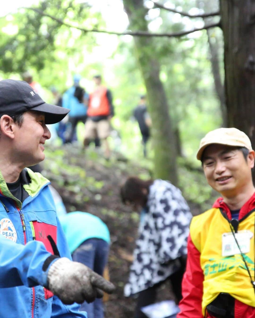 野口健さんのインスタグラム写真 - (野口健Instagram)「今年もコスモ アースコンシャス アクトの富士山清掃キャンペーン、無事に開催されました。今年で19年目。このクリーンキャンペーン で今まで富士山から回収されたゴミは約50トン！北海道から沖縄までほぼ全都道県から一斉に参加者が集まる清掃キャンペーンです。  今年のゴミ回収量さ約4〜5トンとのこと。集計がでましたらご報告致します。僕にとって富士山清掃活動なまさにこのコスモ石油さん、全国のＦＭさんとの活動からスタートし、共に富士山清掃活動の歴史を積み重ねてきました。また全国から参加して下さった皆さんにも大、大、大感謝です。雨の中、本当に有難うございました！  #野口健#コスモ石油#富士山清掃#富士山クラブ#コスモアースコンシャスアクト」7月16日 0時43分 - noguchiken8848