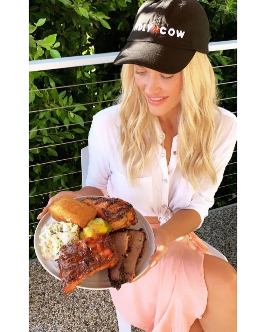Peta Murgatroydさんのインスタグラム写真 - (Peta MurgatroydInstagram)「I don’t usually post anything about food on here but this BBQ catering by @holycowbbq was seriously the most delicious I’ve tasted! It came at the perfect time (when the Peta Margarita’s were kicking in 😉) and everyone dug in and couldn’t stop talking about how perfect it was. HOLY COW it was gooood!」7月16日 0時35分 - petamurgatroyd