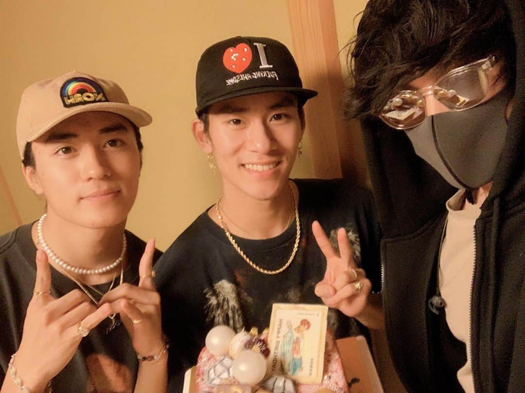 イーサンのインスタグラム：「ラファさんに連れて行ってもらい、BALLISTIK BOYZの深堀さん、砂田さんとJewelily Tokyoのノニーさんと会食させて頂きました😊 深堀さんの誕生日のお祝いもして、ケーキも素晴らしかったです😊 貴重なお時間ありがとうございました☺️ #ballistikboyz さん #バリスティックボーイズ  さん #jewelilytokyo さん #ジュエリリートウキョウ さん #raphael #ラファエル #僕だけ一般人」