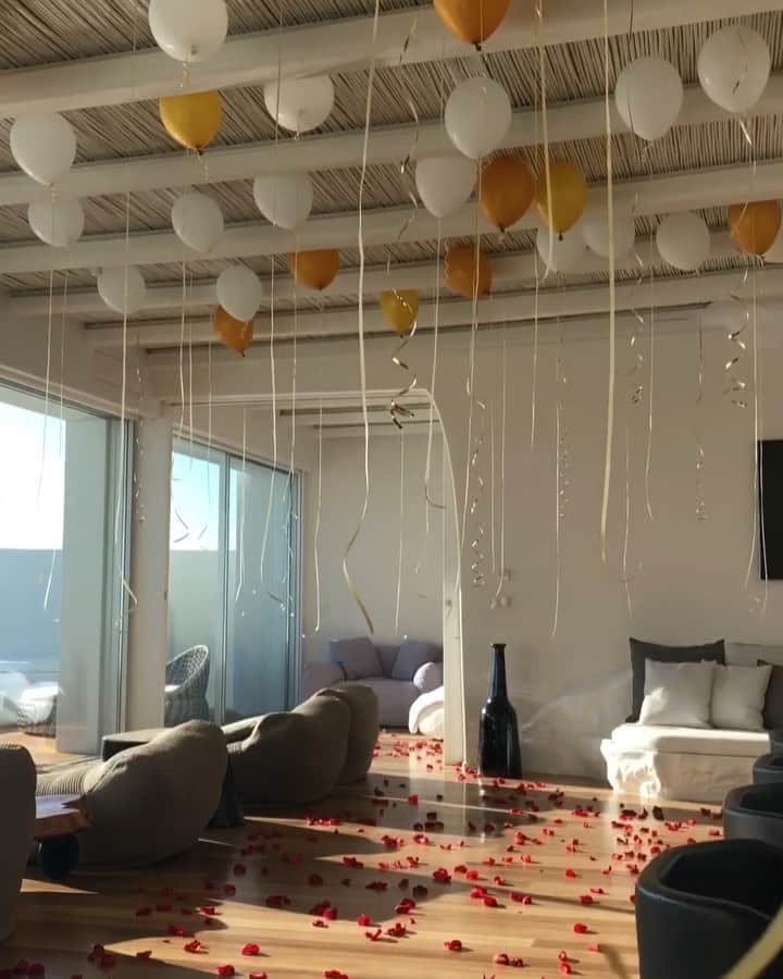 bestvacationsのインスタグラム：「RIGHT HERE. RIGHT NOW! 🇬🇷 Thanks @concierge_cavotagoomykonos for preparing this beautiful surprise! 🎈」
