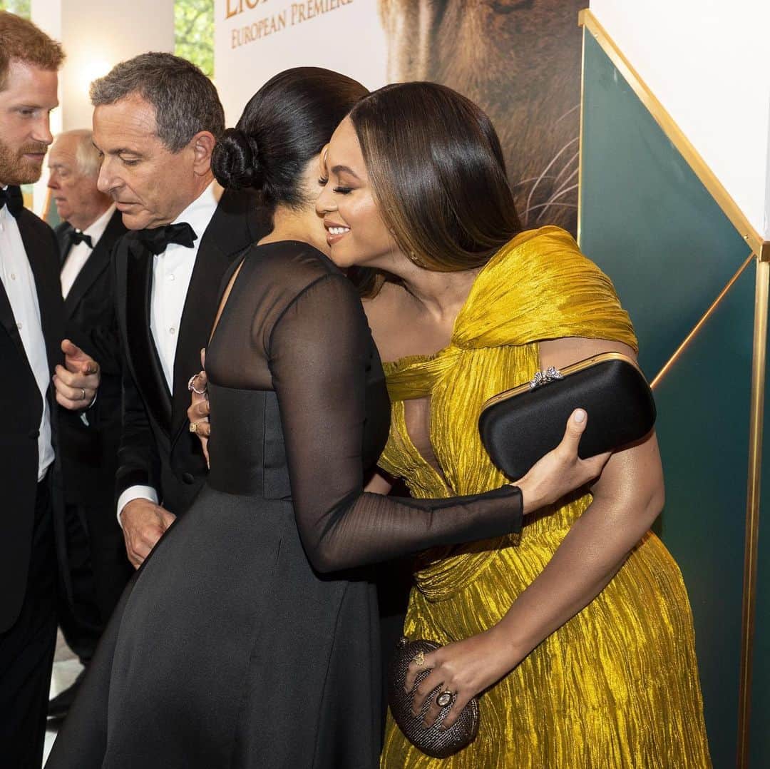 CNNさんのインスタグラム写真 - (CNNInstagram)「Two royals came face-to-face at “The Lion King” premiere in London on Sunday. Meghan, Duchess of Sussex, and Beyoncé — who were accompanied their husbands Prince Harry and Jay-Z — shared a hug, and Beyoncé congratulated the new parents on the birth of their baby Archie, according to the Daily Mail. #thelionking (📸: Niklas Halle’n-WPA Pool/Getty Images)」7月16日 0時44分 - cnn