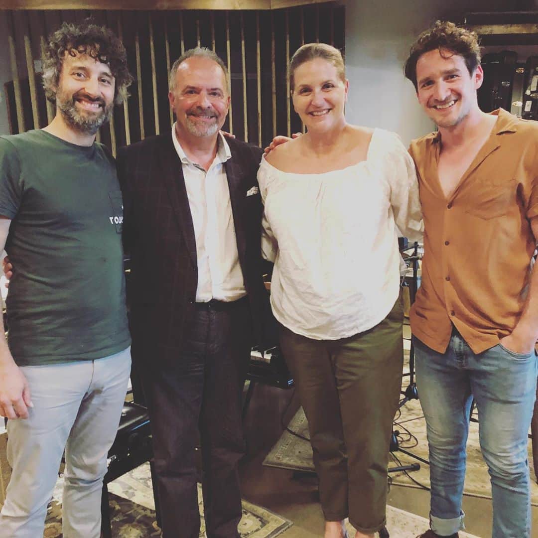 シャルリ・ビロドーのインスタグラム：「Parler musique et sport avec ceux-là sur @icircpremiere 🧡🙌」