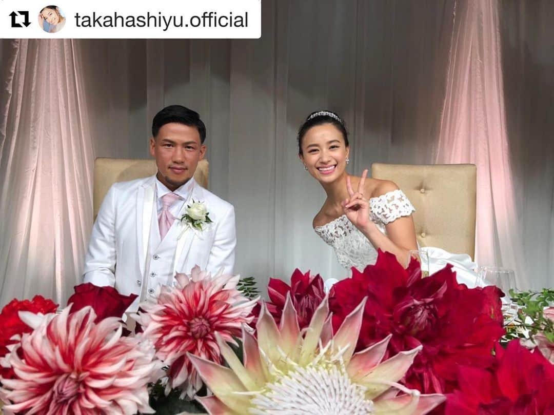 卜部弘嵩さんのインスタグラム写真 - (卜部弘嵩Instagram)「🤵🏽👰🏻#Repost @takahashiyu.official with @get_repost ・・・ 7月14日、結婚披露宴を挙げました💐 人生において出逢った大切な人たち、彼の人生で出逢った大切な人たち、皆さまに祝福していただき「ありがとう」と何度言っても言い足りません。 家族や友人、関わってくれている人を信じ、また信じられ、それが自分を信じる力になり、自分を信じて生きてみるととんでもないご褒美としてヒロくんに出会えました。 これからの人生は、隣にいるヒロくんを信じて、2人で皆さまへの恩返しをしていきます。 テーブルに飾ってある白いお花は #キングプロテア 花言葉は #王者の風格  今後とも卜部夫婦をよろしくお願いします♡  #結婚披露宴 #weddingparty #卜部夫婦  #ワタベウェディング #watabewedding #ありがとう」7月16日 0時47分 - hirotakaurabe