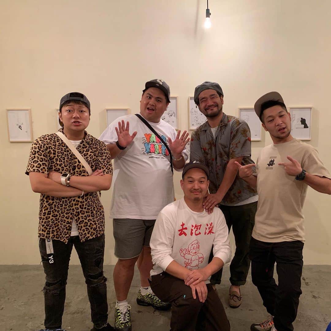 池田真一のインスタグラム：「ダブルアートのポスターを手がけるイラストレーターの木村耕太郎くんの個展行ってきました！ 今日最終日だったみたい！ その後は僕のソールフード激うま中華 一貫楼でディナー！ 単独ライブ来て欲しい🙏🏻 毎日言うてます😁」